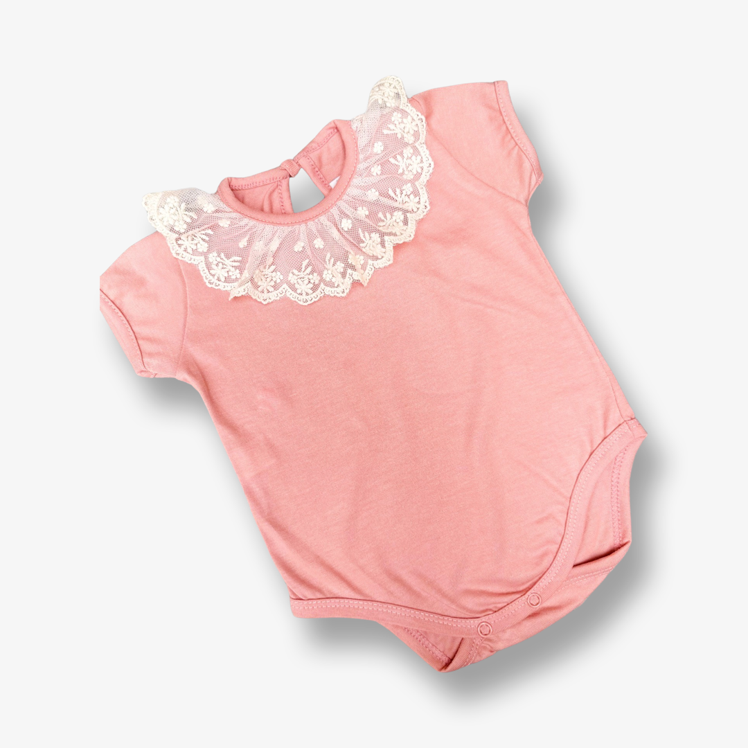 Body con cuello puntilla