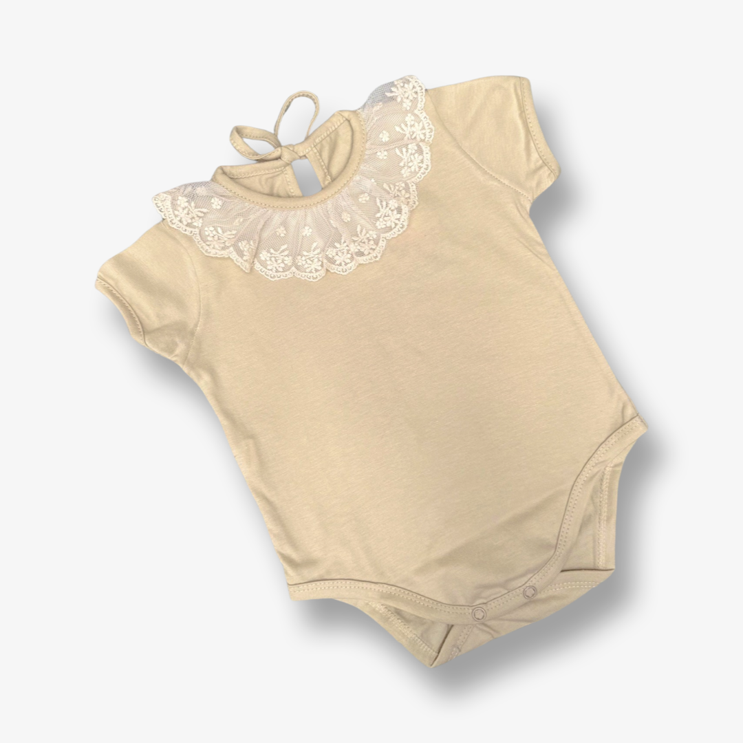 Body con cuello puntilla