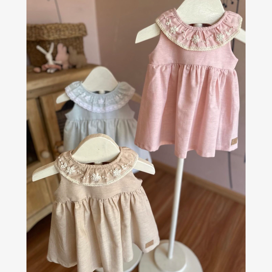 Vestido Lino con Cuello Bordado a Mano y Puntilla