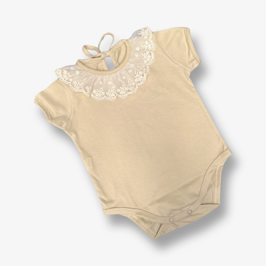 Body con cuello puntilla