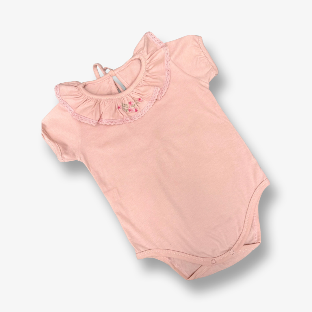Body con cuello bordado manga corta