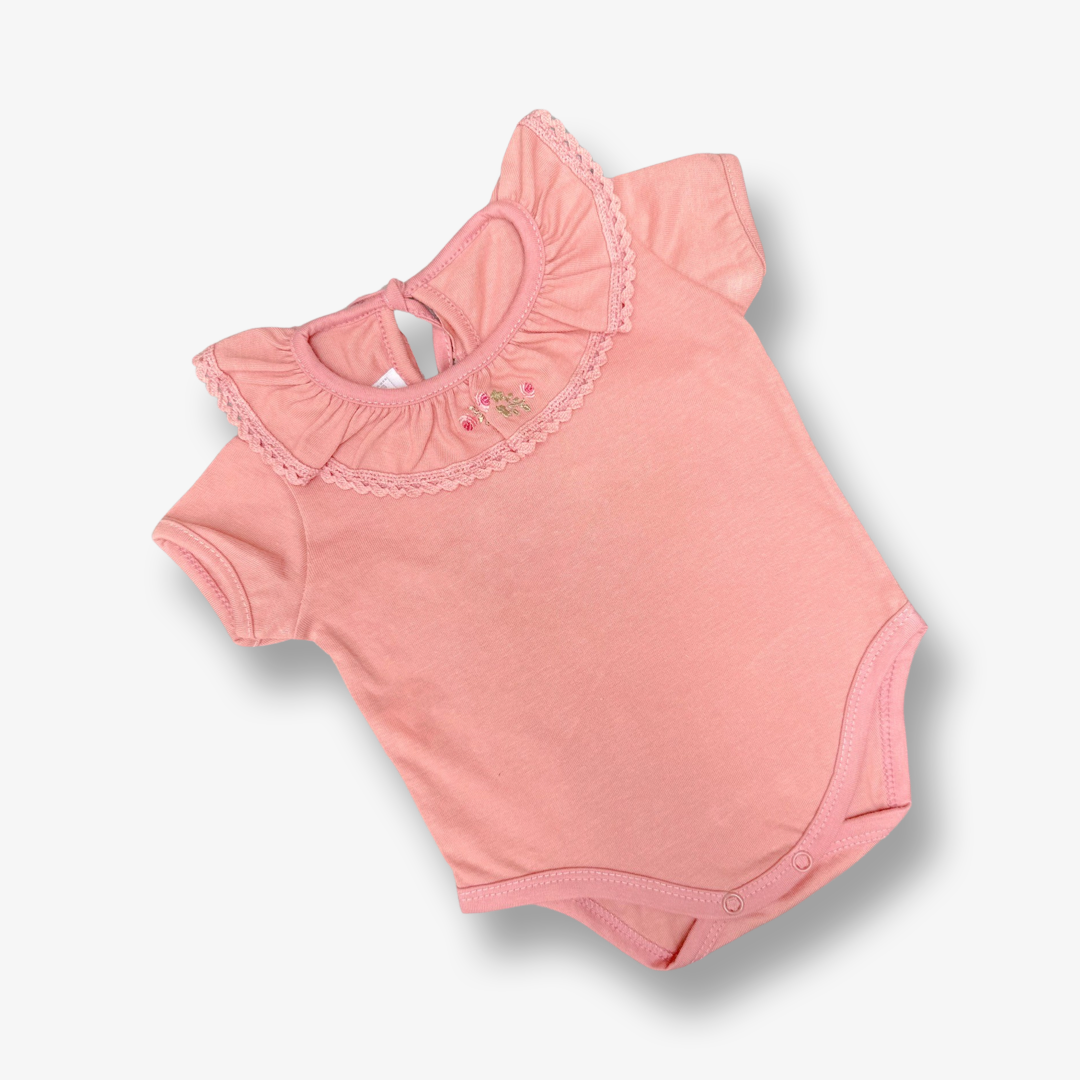 Body con cuello bordado manga corta