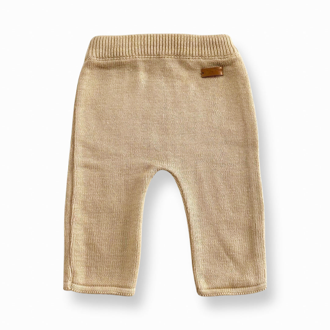 Pantalones tejidos en tono beige o crudo